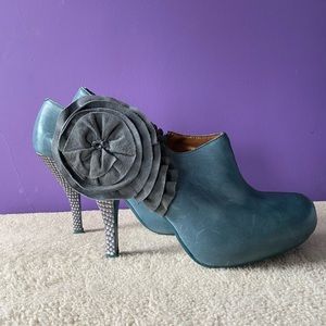 Elegant Gray Women's Heels with Floral Accent